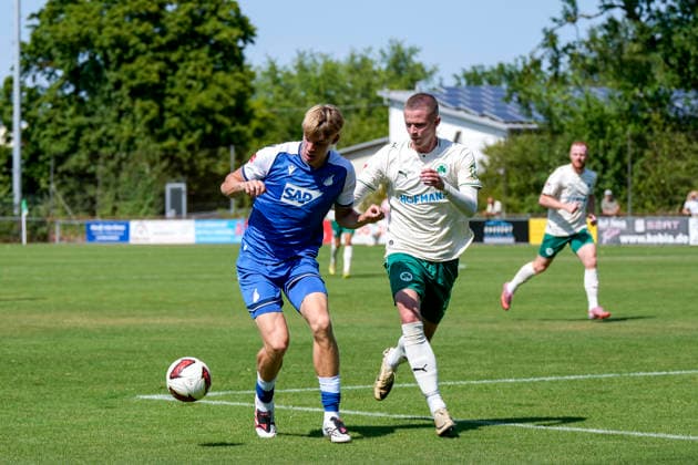 v.li.: Nathan De Cat (Hoffenheim, 17, Neuzugang), Brynjar Ingi Bjarnason (Fürth, 25), Zweikampf, Spielszene, Duell, duel, tackle, tackling, Dynamik, Action, Aktion, 25.07.2026, Zuzenhausen (Deutschland), Fussball, Testspiel, TSG 1899 Hoffenheim - SpVgg Greuther Fürth, DFB DFL REGULATIONS PROHIBIT ANY USE OF PHOTOGRAPHS AS IMAGE SEQUENCES AND OR QUASI-VIDEO. *** v li Nathan De Cat Hoffenheim, 17, new signing, Brynjar Ingi Bjarnason Fürth, 25, tackle, game scene, duel, tackle, tackling, dynamic, action, 07 25 2026, Zuzenhausen, Germany, soccer, friendly match, TSG 1899 Hoffenheim vs. SpVgg Greuther Fürth, DFB and DFL regulations prohibit any use of photographs as image sequences and or quasi-video xozx