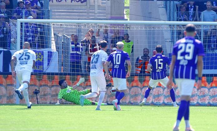 Marcel Bär (Aue, Nr.15) überwindet Torhüter Luis Klatte (Altglienicke) per Elfmeter zuum 3:2. Fußball Regionalliga Nordost 2026 27 FC Erzgebirge Aue - VSG Altglienicke am 25.7.2026 Erzgebirge Aue - VSG Altglienicke *** Marcel Bär Aue, No. 15 beats goalkeeper Luis Klatte of Altglienicke on a penalty kick to make it 3–2 in the 2026–27 Northeast Regional League soccer match between FC Erzgebirge Aue and VSG Altglienicke on July 25, 2026. Erzgebirge Aue vs. VSG Altglienicke