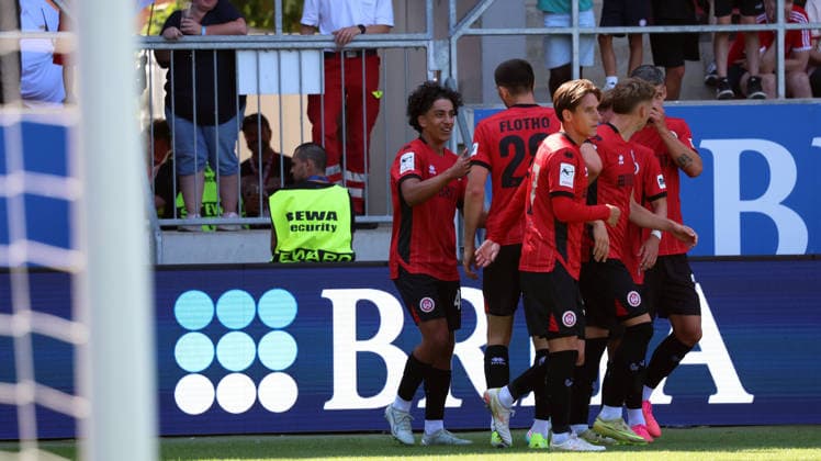 25.07.2026, xrekx, Fussball Testspiel, SV Wehen Wiesbaden - FC Bayern München v.l. Torjubel nach dem Tor zum celebrating the goal celebrate 1:0 durch Imad Ati Allah (SV Wehen Wiesbaden) (DFL DFB REGULATIONS PROHIBIT ANY USE OF PHOTOGRAPHS as IMAGE SEQUENCES and or QUASI-VIDEO) Wiesbaden *** July 25, 2026, xrekx, Soccer friendly match, SV Wehen Wiesbaden vs. FC Bayern Munich – Goal celebration after Imad Ati Allah scored the 1–0 goal for SV Wehen Wiesbaden. DFL and DFB regulations prohibit any use of photographs as image sequences and or quasi-video. Wiesbaden