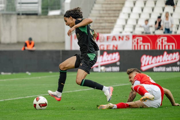 Zweikampf zwischen Wael Mohya (Borussia Moenchengladbach, 36) und Jannik Hofmann (Rot-Weiss Essen, 37). Rot Weiss Essen vs. Borussia Moenchenlgadbach, Fussball, Testspiel, Saison 2026 2027, 25.07.2026 DFL DFB Regulations prohibit any use of Photographs as image sequences and or Quasivideo Rot Weiss Essen vs. Borussia Moenchengladbach, Fussball, Testspiel, Saison 2026 2027, 25.07.2026 Essen *** Tackle between Wael Mohya of Borussia Mönchengladbach, 36, and Jannik Hofmann of Rot-Weiss Essen, 37; Rot-Weiss Essen vs. Borussia Mönchengladbach, soccer, friendly match, 2026–2027 season, July 25, 2026 DFL and DFB regulations prohibit any use of photographs as image sequences and or quasi-video Rot-Weiss Essen vs. Borussia Mönchengladbach, soccer, friendly match, 2026–2027 season, July 25, 2026 Essen Copyright: xEibner-Pressefoto ThomasxHaeslerx EP_THR