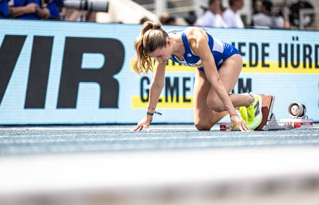 Deutsche Leichtathletik-Meisterschaften; Bochum-Wattenscheid, 25.07.2026 Bei der Startvorbereitung: Johanna Martin (1. LAV Rostock) im 400m-Vorlauf der Frauen; Deutsche Leichtathletik-Meisterschaften am 25.07.2026 im Lohrheidestadion in Bochum-Wattenscheid (Nordrhein-Westfalen). *** German Track and Field Championships, Bochum-Wattenscheid, July 25, 2026: Johanna Martin (No. 1, LAV Rostock) preparing for the start of the women’s 400-meter preliminary heat at the German Track and Field Championships on July 25, 2026, at Lohrheidestadion in Bochum-Wattenscheid, North Rhine-Westphalia Copyright: xBEAUTIFULxSPORTS R.xSchmittx