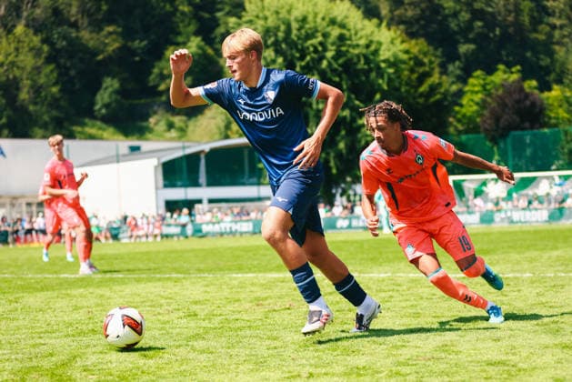 SOCCER - Bremen vs Bochum, test match ZELL AM ZILLER,AUSTRIA,25.JUL.26 - SOCCER - 1. DFL, 1. Deutsche Bundesliga, 2. DFL, 2. Deutsche Bundesliga, SV Werder Bremen vs VfL Bochum, test match. Image shows Lasse Isbruch (Bochum) and Jovan Milosevic (Bremen).  GEPAxpictures xOleskiixMarusyk
