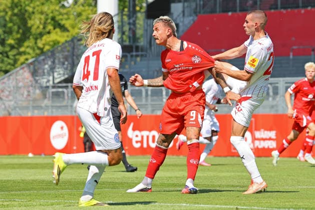 Mainz, Deutschland 25. Juli 2026: Testspiel - 2026 2027 - 1. FSV Mainz 05 gegen Holstein Kiel Im Bild: v. li. im Zweikampf m9 gegen David Zec (Kiel). DFL regulations prohibit any use of photographs as image sequences and or quasi-video Bruchwegstadion Rheinland - Pfalz *** Mainz, Germany, July 25, 2026, Friendly Match 2026–2027, Match 1: FSV Mainz 05 vs. Holstein Kiel. Pictured, from left, in a tackle: No. 9 against David Zec of Kiel. DFL regulations prohibit any use of photographs as image sequences and or quasi-video. Bruchwegstadion, Rhineland-Palatinate Copyright: xFotostandx xRacochax