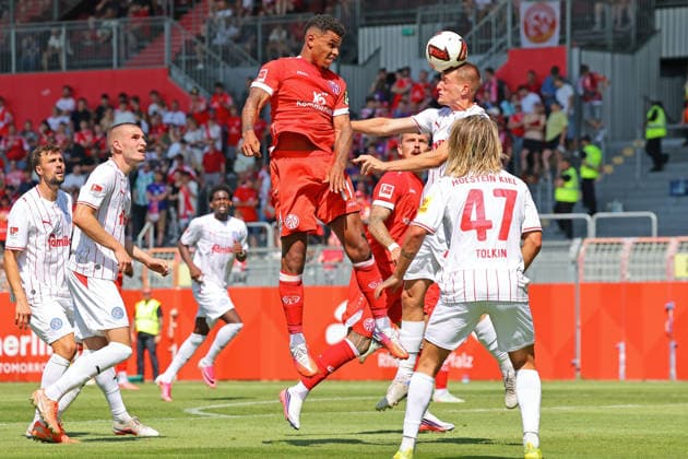 Mainz, Deutschland 25. Juli 2026: Testspiel - 2026 2027 - 1. FSV Mainz 05 gegen Holstein Kiel Im Bild: v. li. im Zweikampf Ransford Königsdörffer Koenigsdoerffer (Mainz) gegen Faride Alidou (Kiel). DFL regulations prohibit any use of photographs as image sequences and or quasi-video Bruchwegstadion Rheinland - Pfalz *** Mainz, Germany, July 25, 2026, Friendly Match 2026–2027, 1:0, FSV Mainz 05 vs. Holstein Kiel. Pictured, from left, in a tackle: Ransford, Königsdörffer, Koenigsdoerffer (Mainz) vs. Faride Alidou (Kiel). DFL regulations prohibit any use of photographs as image sequences and or quasi-video. Bruchwegstadion, Rhineland-Palatinate Copyright: xFotostandx xRacochax