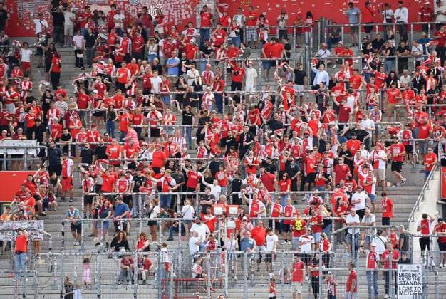 Rot-Weiss Essen - Borussia Mönchengladbach ** NUR FÜR REDAKTIONELLE ZWECKE ** EDITORIAL USE ONLY **<p>Fußball Testspiel: Rot-Weiss Essen - Borussia Mönchengladbach am 25.07.2026 im Stadion an der Hafenstrasse in Essen Essener Fans Deutschland Nordrhein-Westfalen Essen Copyright: ThorstenxTillmann *** Rot Weiss Essen vs. Borussia Mönchengladbach ** FOR EDITORIAL USE ONLY ** EDITORIAL USE ONLY ** p Soccer friendly match between Rot-Weiss Essen and Borussia Mönchengladbach on July 25, 2026, at the Stadion an der Hafenstrasse in Essen; Essen fans; Germany; North Rhine-Westphalia; Essen; Copyright ThorstenxTillmann Copyright: ThorstenxTillmann doc86vcrbr6dxcj1ll9mda ,EDITORIAL USE ONLY