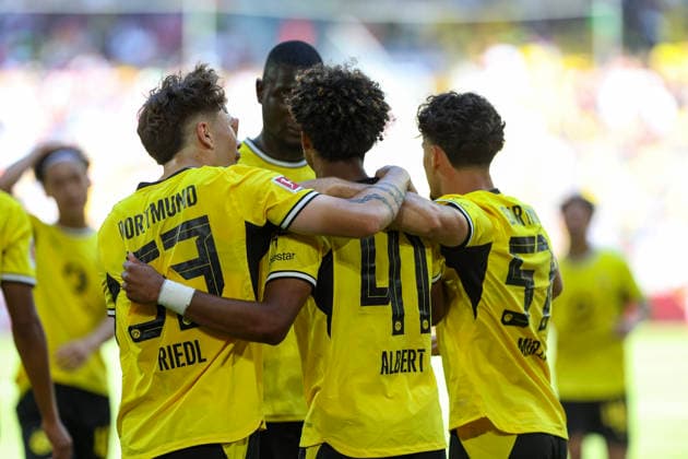 25.07.2026, GER, Fussball, Herren, Vorbereitungsspiel, Saison 2026 2027, Fortuna Düsseldorf - Borussia Dortmund Mathis Albert (BVB) Torjubel, jubelt mit Jan-Luca Riedel (BVB) und Marwan Mirza (BVB) nach dem Treffer zum 0:1 Düsseldorf merkur Spiel-Arena Nordrhein-Westfalen Deutschland *** July 25, 2026, GER, Soccer, Men s, Preseason Match, 2026–2027 Season, Fortuna Düsseldorf vs. Borussia Dortmund: Mathis Albert (BVB) celebrates the goal with Jan Luca Riedel (BVB) and Marwan Mirza (BVB) after scoring the 0–1 goal; Düsseldorf Merkur Spiel Arena, North Rhine-Westphalia, Germany Copyright: xAdrianxSchlüterx