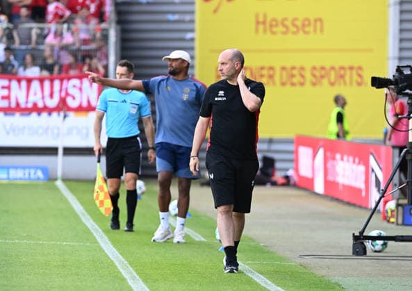 25.07.2026, xsltx, Fussball Testspiel, SV Wehen Wiesbaden - FC Bayern München v.l. Vincent Kompany (Cheftrainer FC Bayern München), Daniel Scherning (Trainer SV Wehen Wiesbaden) (DFL DFB REGULATIONS PROHIBIT ANY USE OF PHOTOGRAPHS as IMAGE SEQUENCES and or QUASI-VIDEO) *** July 25, 2026, xsltx, soccer friendly match, SV Wehen Wiesbaden vs. FC Bayern Munich; Vincent Kompany, head coach of FC Bayern Munich; Daniel Scherning, coach of SV Wehen Wiesbaden; DFL and DFB regulations prohibit any use of photographs as image sequences and or quasi-video