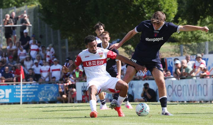 25.07.2026, Deutschland, Hollenbach, Fußball Bundesliga, Saison 2026 2027, Testspiel, Freundschaftsspiel, JAKO-Testspiel, FSV Hollenbach vs. VfB Stuttgart, von links: Tiago Tomas ( VfB ) Joshua Klöpfer ( Holl ) *** July 25, 2026, Germany, Hollenbach, Bundesliga, 2026–2027 season, exhibition match, friendly match, JAKO exhibition match, FSV Hollenbach vs. VfB Stuttgart, from left: Tiago, Tomas, VfB, Joshua Klöpfer, Holl