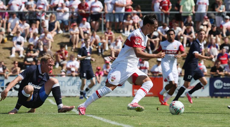 25.07.2026, Deutschland, Hollenbach, Fußball Bundesliga, Saison 2026 2027, Testspiel, Freundschaftsspiel, JAKO-Testspiel, FSV Hollenbach vs. VfB Stuttgart, Laurin Ulrich ( VfB ) *** July 25, 2026, Germany, Hollenbach, Bundesliga, 2026–2027 season, exhibition match, friendly match, JAKO exhibition match, FSV Hollenbach vs. VfB Stuttgart, Laurin Ulrich (VfB)