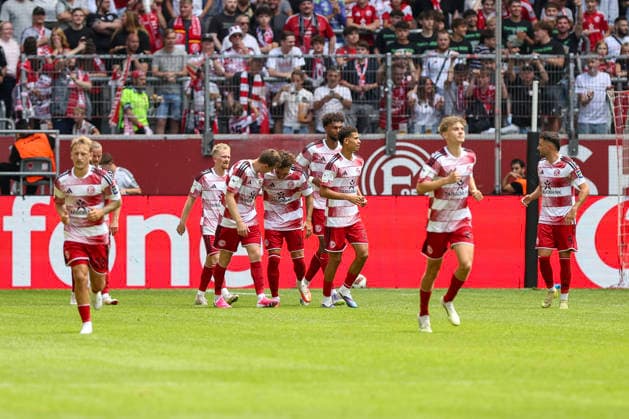 25.07.2026, GER, Fussball, Herren, Vorbereitungsspiel, Saison 2026 2027, Fortuna Düsseldorf - Borussia Dortmund Fabian Schleusener (F95) Torjubel, jubelt mit seiner Mannschaft nach dem Treffer zum 1:1 Düsseldorf merkur Spiel-Arena Nordrhein-Westfalen Deutschland *** July 25, 2026, GER, Soccer, Men s, Preseason Game, 2026–2027 Season, Fortuna Düsseldorf vs. Borussia Dortmund, Fabian Schleusener (F95) celebrates a goal, cheering with his team after the goal that tied the score at 1–1, Düsseldorf Merkur Spiel Arena, North Rhine-Westphalia, Germany Copyright: xAdrianxSchlüterx