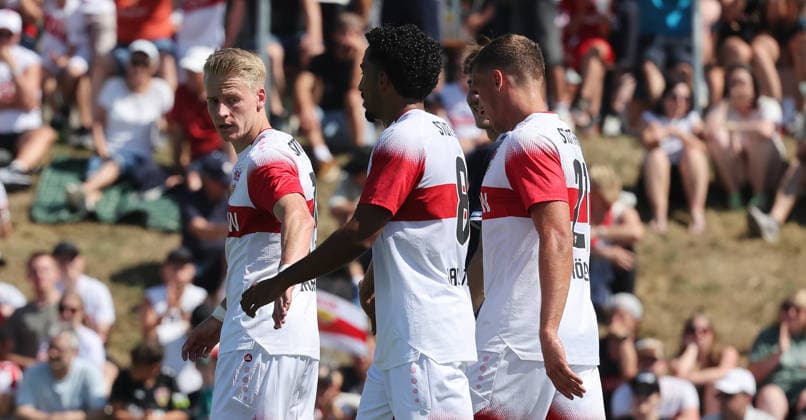 25.07.2026, Deutschland, Hollenbach, Fußball Bundesliga, Saison 2026 2027, Testspiel, Freundschaftsspiel, JAKO-Testspiel, FSV Hollenbach vs. VfB Stuttgart, links: Chris Führich ( VfB ) *** July 25, 2026, Germany, Hollenbach, Bundesliga, 2026–2027 season, exhibition match, friendly match, JAKO exhibition match, FSV Hollenbach vs. VfB Stuttgart, Chris Führich (VfB) on the left