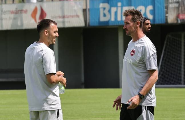 25.07.2026 - Fussball - Saison 2026 2027 - Testspiel Freundschaftsspiel Vorbereitungsspiel: 1. FC Nürnberg Nuernberg FCN ( Club ) - Palermo FC - Sportfoto Zink DaMa - xdaxmax - Julian Justvan (10, 1. FC Nürnberg FCN ) Miroslav Miro Klose ( Trainer 1. FC Nürnberg FCN ) unterhalten sich bei Platzbesichtigung *** July 25, 2026 Soccer Season 2026–2027 Exhibition Match Friendly Match Preseason Match 1 FC Nürnberg Nuremberg FCN Club Palermo FC Sports Photo Zink DaMa xdaxmax Julian Justvan 10, 1 FC Nürnberg FCN Miroslav Miro Klose, coach of 1 FC Nürnberg FCN, chatting during a field inspection