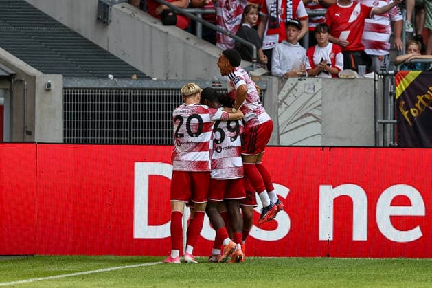 25.07.2026, GER, Fussball, Herren, Vorbereitungsspiel, Saison 2026 2027, Fortuna Düsseldorf - Borussia Dortmund Anas Slimani (F95) Torjubel, jubelt mit seiner Mannschaft nach dem Treffer zum 2:1 Düsseldorf merkur Spiel-Arena Nordrhein-Westfalen Deutschland *** July 25, 2026, GER, Soccer, Men s, Preseason Match, 2026–2027 Season, Fortuna Düsseldorf vs. Borussia Dortmund, Anas Slimani (F95) celebrates a goal, cheering with his team after scoring to make it 2–1, Düsseldorf Merkur Spiel Arena, North Rhine-Westphalia, Germany Copyright: xAdrianxSchlüterx