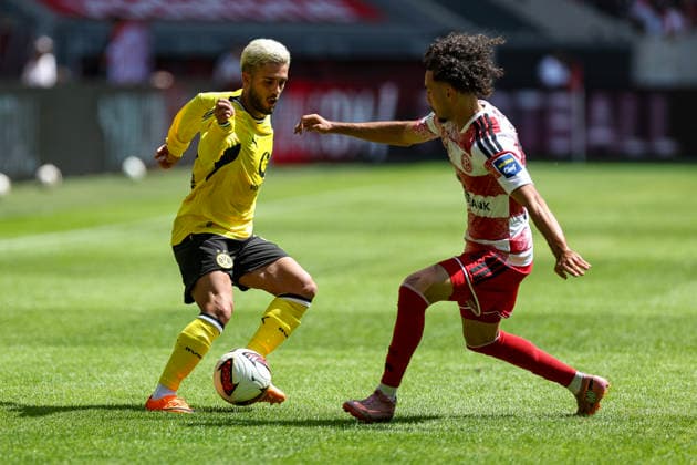 25.07.2026, GER, Fussball, Herren, Vorbereitungsspiel, Saison 2026 2027, Fortuna Düsseldorf - Borussia Dortmund Yan Couto (BVB) und Anas Slimani (F95) im Kampf um den Ball Düsseldorf merkur Spiel-Arena Nordrhein-Westfalen Deutschland *** July 25, 2026, GER, Soccer, Men s, Preseason Match, 2026–2027 Season, Fortuna Düsseldorf vs. Borussia Dortmund: Yan Couto (BVB) and Anas Slimani (F95) battle for the ball at the Düsseldorf Merkur Spiel Arena, North Rhine-Westphalia, Germany Copyright: xAdrianxSchlüterx