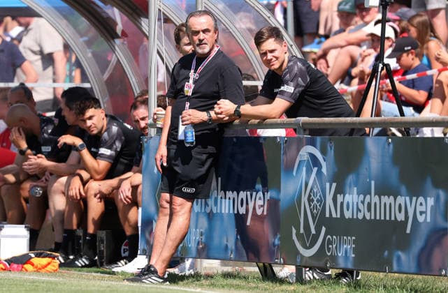 25.07.2026, Deutschland, Hollenbach, Fußball Bundesliga, Saison 2026 2027, Testspiel, Freundschaftsspiel, JAKO-Testspiel, FSV Hollenbach vs. VfB Stuttgart, Günter Schäfer (VfB) *** July 25, 2026, Germany, Hollenbach, Bundesliga, 2026–2027 season, exhibition match, friendly match, JAKO exhibition match, FSV Hollenbach vs. VfB Stuttgart, Günter Schäfer (VfB)