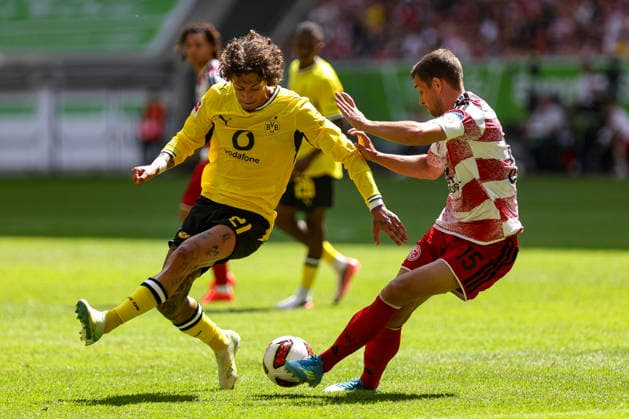 25.07.2026, GER, Fussball, Herren, Vorbereitungsspiel, Saison 2026 2027, Fortuna Düsseldorf - Borussia Dortmund Fabio Silva (BVB) und Tim Oberdorf (F95) im Kampf um den Ball Düsseldorf merkur Spiel-Arena Nordrhein-Westfalen Deutschland *** July 25, 2026, GER, Soccer, Men s, Preseason Match, 2026–2027 Season, Fortuna Düsseldorf vs. Borussia Dortmund: Fabio Silva (BVB) and Tim Oberdorf (F95) battle for the ball at the Düsseldorf Merkur Spiel Arena, North Rhine-Westphalia, Germany Copyright: xAdrianxSchlüterx