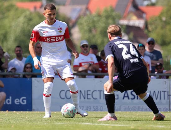 25.07.2026, Deutschland, Hollenbach, Fußball Bundesliga, Saison 2026 2027, Testspiel, Freundschaftsspiel, JAKO-Testspiel, FSV Hollenbach vs. VfB Stuttgart, v.l. Badredine Bouanani (VfB), Jason Wink (Holl) *** July 25, 2026, Germany, Hollenbach, Bundesliga, 2026–2027 season, exhibition match, friendly match, JAKO exhibition match, FSV Hollenbach vs. VfB Stuttgart, from left: Badredine Bouanani (VfB), Jason Wink (Holl)