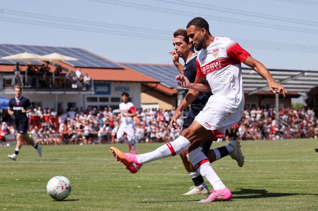 25.07.2026, Deutschland, Hollenbach, Fußball Bundesliga, Saison 2026 2027, Testspiel, Freundschaftsspiel, JAKO-Testspiel, FSV Hollenbach vs. VfB Stuttgart, Josha Vagnoman (VfB) *** July 25, 2026, Germany, Hollenbach, Bundesliga, 2026–2027 season, exhibition match, friendly match, JAKO exhibition match, FSV Hollenbach vs. VfB Stuttgart, Josha Vagnoman (VfB)