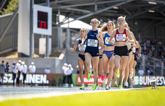 Deutsche Leichtathletik-Meisterschaften; Bochum-Wattenscheid, 25.07.2026 Unterwegs im 1500m-Vorlauf der Frauen (von links): Vera Petrykowski (Cologne Athletics), Hanna Klein (LAV Stadtwerke Tübingen) und Marie Pröpsting (VfL Eintracht Hannover); Deutsche Leichtathletik-Meisterschaften am 25.07.2026 im Lohrheidestadion in Bochum-Wattenscheid (Nordrhein-Westfalen). *** German Track and Field Championships, Bochum-Wattenscheid, July 25, 2026. In the women’s 1,500-meter preliminary heat, from left: Vera Petrykowski (Cologne Athletics), Hanna Klein (LAV Stadtwerke Tübingen), and Marie Pröpsting (VfL Eintracht Hannover). German Track and Field Championships on July 25, 2026, at the Lohrheidestadion in Bochum-Wattenscheid, North Rhine-Westphalia Copyright: xBEAUTIFULxSPORTS R.xSchmittx