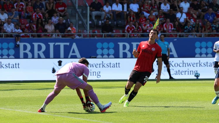 25.07.2026, xrekx, Fussball Testspiel, SV Wehen Wiesbaden - FC Bayern München v.l. Abseits Moritz Flotho (SV Wehen Wiesbaden) (DFL DFB REGULATIONS PROHIBIT ANY USE OF PHOTOGRAPHS as IMAGE SEQUENCES and or QUASI-VIDEO) Wiesbaden *** July 25, 2026, xrekx, Soccer Friendly Match, SV Wehen Wiesbaden vs. FC Bayern Munich – Offside by Moritz Flotho, SV Wehen Wiesbaden. DFL and DFB regulations prohibit any use of photographs as image sequences and or quasi-video. Wiesbaden
