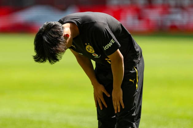 25.07.2026, GER, Fussball, Herren, Vorbereitungsspiel, Saison 2026 2027, Fortuna Düsseldorf - Borussia Dortmund Takato Yamamoto (BVB) verbeugt sich vor den Fans Düsseldorf merkur Spiel-Arena Nordrhein-Westfalen Deutschland *** July 25, 2026, GER, Soccer, Men s, Preseason Match, 2026–2027 Season, Fortuna Düsseldorf vs. Borussia Dortmund, Takato Yamamoto, BVB Pays Homage to the Fans, Düsseldorf Merkur Spiel Arena, North Rhine-Westphalia, Germany Copyright: xAdrianxSchlüterx