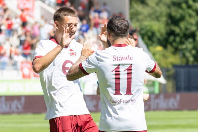 Testspiel: Kickers Offenbach - Bayer Leverkusen, 25.07.2026 Keanu Staude (Kickers Offenbach 11) erzielte das Tor zum 1:0 und klatscht mit Jan Becker (Kickers Offenbach 10) ab, Kickers Offenbach - Bayer Leverkusen, Offenbach, Plutos Stadion am Bieberer Berg, 25.7.2026 *** Friendly Match: Kickers Offenbach vs. Bayer Leverkusen, July 25, 2026. Keanu Staude (Kickers Offenbach, No. 11) scored the goal to make it 1–0 and high-fives Jan Becker (Kickers Offenbach, No. 10), Kickers Offenbach vs. Bayer Leverkusen, Offenbach, Pluto Stadium at Bieberer Berg, July 25, 2026 Copyright: xBEAUTIFULxSPORTS Gawlikx