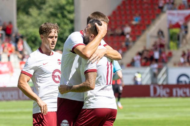 Testspiel: Kickers Offenbach - Bayer Leverkusen, 25.07.2026 Jan Becker (Kickers Offenbach 10) umarmt den Torschützen zum 1:0 Keanu Staude (Kickers Offenbach 11), Kickers Offenbach - Bayer Leverkusen, Offenbach, Plutos Stadion am Bieberer Berg, 25.7.2026 *** Friendly Match: Kickers Offenbach vs. Bayer Leverkusen, July 25, 2026. Jan Becker (Kickers Offenbach, No. 10) hugs the goal scorer, Keanu Staude (Kickers Offenbach, No. 11), in the 1–0 victory. Kickers Offenbach vs. Bayer Leverkusen, Offenbach, Pluto Stadium at Bieberer Berg, July 25, 2026 Copyright: xBEAUTIFULxSPORTS Gawlikx