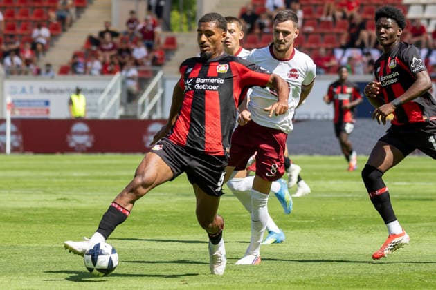 Testspiel: Kickers Offenbach - Bayer Leverkusen, 25.07.2026 Loic Bade (Bayer 04 Leverkusen 5) am Ball und .k8. hinter ihm, Kickers Offenbach - Bayer Leverkusen, Offenbach, Plutos Stadion am Bieberer Berg, 25.7.2026 *** Friendly Match: Kickers Offenbach vs. Bayer Leverkusen, July 25, 2026. Loic Bade (Bayer 04 Leverkusen) with the ball and k8 behind him. Kickers Offenbach vs. Bayer Leverkusen, Offenbach, Pluto Stadium at Bieberer Berg, July 25, 2026 Copyright: xBEAUTIFULxSPORTS Gawlikx