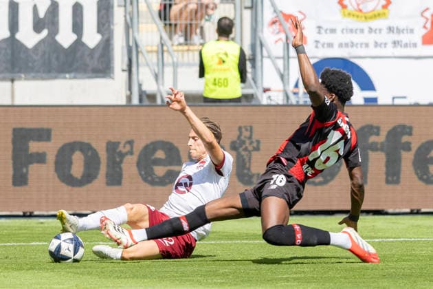 Testspiel: Kickers Offenbach - Bayer Leverkusen, 25.07.2026 Jan-Hendrik Marx (Kickers Offenbach 32) & Axel Tape (Bayer 04 Leverkusen 16) grätschen zum Ball, Kickers Offenbach - Bayer Leverkusen, Offenbach, Plutos Stadion am Bieberer Berg, 25.7.2026 *** Friendly Match: Kickers Offenbach vs. Bayer Leverkusen, July 25, 2026 Jan Hendrik Marx (Kickers Offenbach) 32 Axel Tape (Bayer 04 Leverkusen) 16 sliding tackles for the ball, Kickers Offenbach vs. Bayer Leverkusen, Offenbach, Pluto Stadium on Bieberer Berg, July 25, 2026 Copyright: xBEAUTIFULxSPORTS Gawlikx