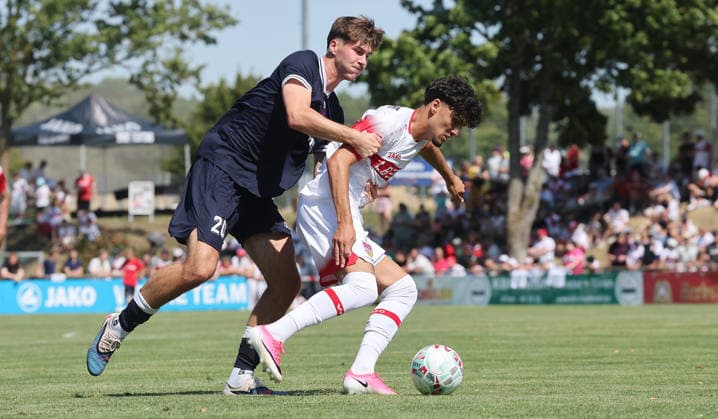 25.07.2026, Deutschland, Hollenbach, Fußball Bundesliga, Saison 2026 2027, Testspiel, Freundschaftsspiel, JAKO-Testspiel, FSV Hollenbach vs. VfB Stuttgart, von links: Joshua Klöpfer ( Holl ) Ertogrul Yigit ( VfB ) *** July 25, 2026, Germany, Hollenbach, Bundesliga, 2026–2027 season, exhibition match, friendly match, JAKO exhibition match, FSV Hollenbach vs. VfB Stuttgart, from left: Joshua Klöpfer, Holl, Ertogrul Yigit, VfB