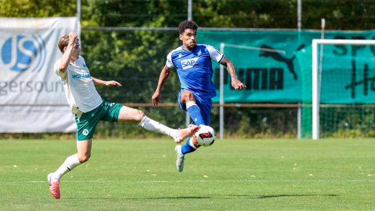 v.li.: Luca Itter (Fürth, 27), Valentin Gendrey (Hoffenheim, 15), Zweikampf, Spielszene, Duell, duel, tackle, tackling, Dynamik, Action, Aktion, 25.07.2026, Zuzenhausen (Deutschland), Fussball, Testspiel, TSG 1899 Hoffenheim - SpVgg Greuther Fürth, DFB DFL REGULATIONS PROHIBIT ANY USE OF PHOTOGRAPHS AS IMAGE SEQUENCES AND OR QUASI-VIDEO. *** From left: Luca Itter (Fürth), 27; Valentin Gendrey (Hoffenheim), 15; tackle, game scene, duel, tackle, tackling, dynamics, action, 07 25 2026, Zuzenhausen, Germany, soccer, friendly match, TSG 1899 Hoffenheim vs. SpVgg Greuther Fürth, DFB and DFL regulations prohibit any use of photographs as image sequences and or quasi-video xozx