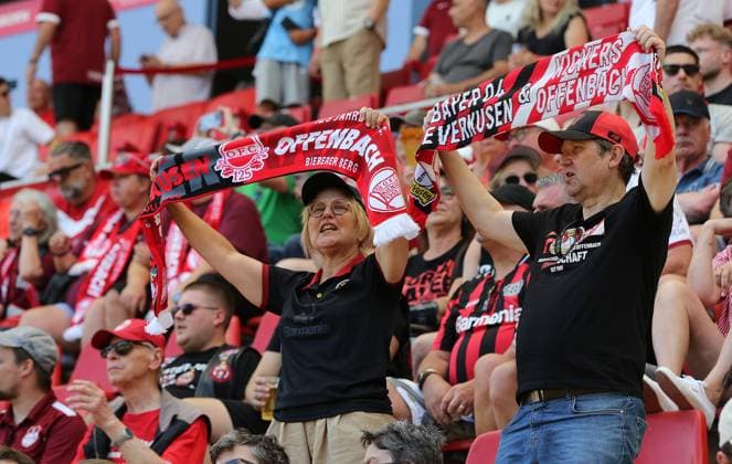 25.07.2026 xmgoodx Offenbach am Main, Plutos Stadion am Bieberer Berg - Jubiläumsspiel Kickers Offenbach (OFC) - Bayer 04 Leverkusen. OFC Fans mit dem Jubiläumsschal *** July 25, 2026 xmgoodx Offenbach am Main, Pluto Stadium at Bieberer Berg Anniversary Match: Kickers Offenbach vs. OFC Bayer 04 Leverkusen OFC fans wearing the anniversary scarf