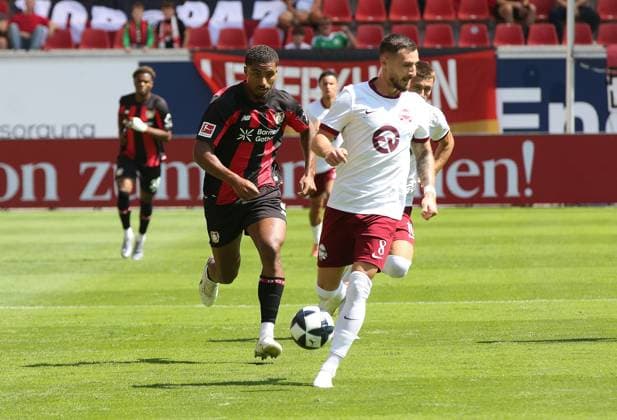 25.07.2026 xmgoodx Offenbach am Main, Plutos Stadion am Bieberer Berg - Jubiläumsspiel Kickers Offenbach (OFC) - Bayer 04 Leverkusen. Loic Bade (5, Leverkusen) gegen Maximilian Wolfram (8, OFC) *** July 25, 2026 xmgoodx Offenbach am Main, Pluto Stadium at Bieberer Berg Anniversary Match: Kickers Offenbach vs. OFC Bayer 04 Leverkusen Loic Bade 5 (Leverkusen) vs. Maximilian Wolfram 8 (OFC)