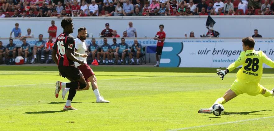 25.07.2026 xmgoodx Offenbach am Main, Plutos Stadion am Bieberer Berg - Jubiläumsspiel Kickers Offenbach (OFC) - Bayer 04 Leverkusen. Axel Tape und Torwart Blaswich Janis (Leverkusen) können Keanu Staude (11, OFC) nicht stoppen *** July 25, 2026 xmgoodx Offenbach am Main, Pluto Stadium at Bieberer Berg Anniversary Match: Kickers Offenbach vs. OFC Bayer 04 Leverkusen Axel Tape and goalkeeper Janis Blaswich of Leverkusen can t stop Keanu Staude 11; OFC can t stop him