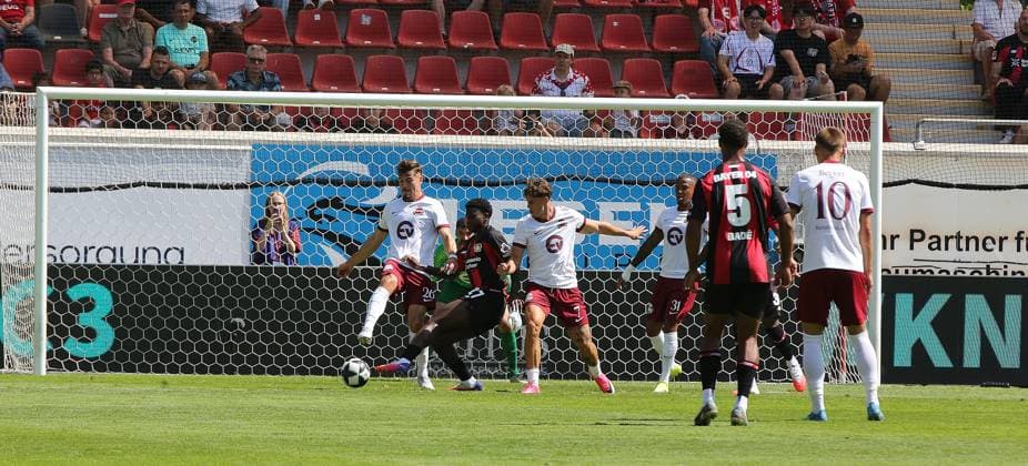25.07.2026 xmgoodx Offenbach am Main, Plutos Stadion am Bieberer Berg - Jubiläumsspiel Kickers Offenbach (OFC) - Bayer 04 Leverkusen. Bastian Fröhlich (26, OFC) und Luka Garic (7, OFC) gegen Loic Bade (5, Leverkusen) *** July 25, 2026 xmgoodx Offenbach am Main, Pluto Stadium at Bieberer Berg Anniversary Match: Kickers Offenbach OFC vs. Bayer 04 Leverkusen Bastian Fröhlich 26, OFC and Luka Garic 7, OFC vs. Loic Bade 5, Leverkusen