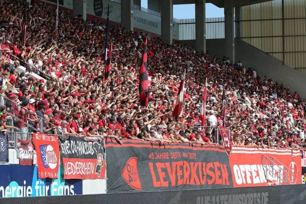 25.07.2026 xmgoodx Offenbach am Main, Plutos Stadion am Bieberer Berg - Jubiläumsspiel Kickers Offenbach (OFC) - Bayer 04 Leverkusen. OFC Fans Ultras im Stehblock *** July 25, 2026 xmgoodx Offenbach am Main, Pluto Stadium at Bieberer Berg Anniversary Match: Kickers Offenbach vs. OFC Bayer 04 Leverkusen OFC Fans: Ultras in the standing section