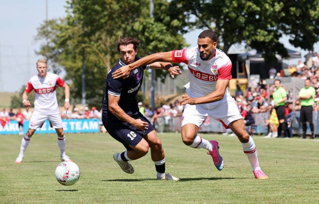 25.07.2026, Deutschland, Hollenbach, Fußball Bundesliga, Saison 2026 2027, Testspiel, Freundschaftsspiel, JAKO-Testspiel, FSV Hollenbach vs. VfB Stuttgart, v.l. Felix Limbach, Josha Vagnoman (VfB) *** July 25, 2026, Germany, Hollenbach, Bundesliga, 2026–2027 season, exhibition match, friendly match, JAKO exhibition match, FSV Hollenbach vs. VfB Stuttgart, from left: Felix Limbach, Josha Vagnoman (VfB)
