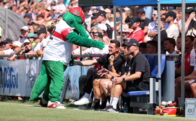 25.07.2026, Deutschland, Hollenbach, Fußball Bundesliga, Saison 2026 2027, Testspiel, Freundschaftsspiel, JAKO-Testspiel, FSV Hollenbach vs. VfB Stuttgart, v.l. Fritzle, VfB Trainer Sebastian Hoeneß (VfB) *** July 25, 2026, Germany, Hollenbach, Bundesliga, 2026–2027 season, exhibition match, friendly match, JAKO exhibition match, FSV Hollenbach vs. VfB Stuttgart, from left: Fritzle, VfB coach Sebastian Hoeneß, VfB