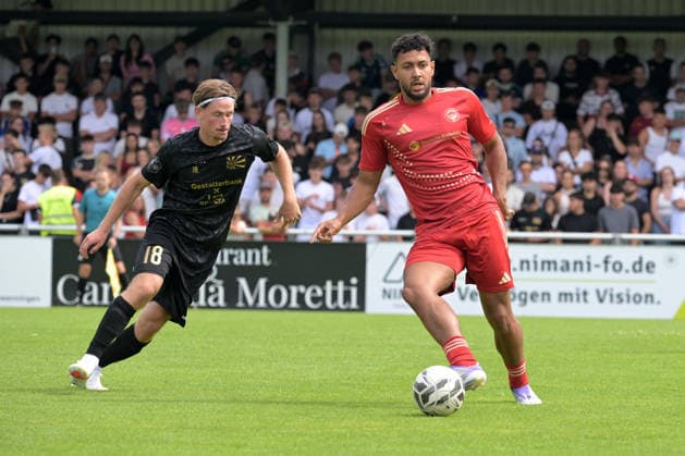 Matthes Glueck (FC 08 Villingen, 18) im Zweikampf mit Zulu Ernst (Delay Sports Berlin, 61) FC 08 Villingen vs. Delay Sports Berlin , Fussball, Vorbereitung, Testspiel, Saison 2026 2027, 25.07.2026 FC 08 Villingen vs. Delay Sports Berlin , Fussball, Vorbereitung, Testspiel, Saison 2026 2027, 25.07.2026 Villingen *** Matthes Glueck (FC 08 Villingen), 18, in a tackle with Zulu Ernst (Delay Sports Berlin), 61 FC 08 Villingen vs. Delay Sports Berlin, soccer, preseason, friendly, 2026–2027 season, July 25, 2026, FC 08 Villingen vs. Delay Sports Berlin, soccer, preseason, friendly match, 2026–2027 season, July 25, 2026, Villingen Copyright: xEibner-Pressefotox EP_TBR