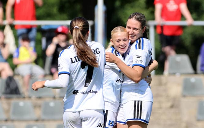 Camilla Linberg jubelt nach Tor zum 0:1 mit Teamkollegen Freude Emotion Fußball Fussball Testspiel Bundesliga Damen Frauen Saison 2026 2027 25.07.2026 1.FC Union Berlin vs. Hamburger SV HSV DFL regulations prohibit any use of photographs as image sequences and or quasi-video *** Camilla Linberg celebrates with teammates after scoring the 0–1 goal. Joy, Emotion, Sports, Soccer, Friendly Match, Bundesliga, Women s Soccer, 2026–2027 Season, July 25, 2026, 1. FC Union Berlin vs. Hamburger SV (HSV). DFL regulations prohibit any use of photographs as image sequences and or quasi-video
