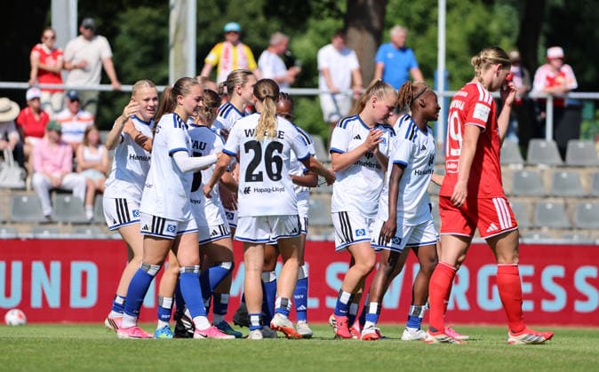 Camilla Linberg jubelt nach Tor zum 0:1 mit Teamkollegen Freude Emotion Fußball Fussball Testspiel Bundesliga Damen Frauen Saison 2026 2027 25.07.2026 1.FC Union Berlin vs. Hamburger SV HSV DFL regulations prohibit any use of photographs as image sequences and or quasi-video *** Camilla Linberg celebrates with teammates after scoring the 0–1 goal. Joy, Emotion, Sports, Soccer, Friendly Match, Bundesliga, Women s Soccer, 2026–2027 Season, July 25, 2026, 1. FC Union Berlin vs. Hamburger SV (HSV). DFL regulations prohibit any use of photographs as image sequences and or quasi-video