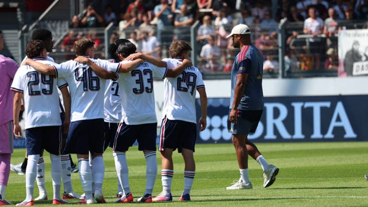 25.07.2026, xrekx, Fussball Testspiel, SV Wehen Wiesbaden - FC Bayern München v.l. Teamkreis FC Bayern Vincent Kompany Trainer (FC Bayern Muenchen) (DFL DFB REGULATIONS PROHIBIT ANY USE OF PHOTOGRAPHS as IMAGE SEQUENCES and or QUASI-VIDEO) Wiesbaden *** July 25, 2026, xrekx, soccer exhibition match, SV Wehen Wiesbaden vs. FC Bayern Munich, FC Bayern squad, Vincent Kompany, FC Bayern Munich coach, DFL, DFB. REGULATIONS PROHIBIT ANY USE OF PHOTOGRAPHS AS IMAGE SEQUENCES AND OR QUASI-VIDEO. Wiesbaden