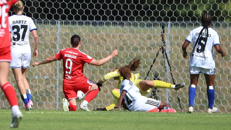 Sophie Weidauer erzielt das Tor zum 1:1 Augleich gegen Torwart Jule Baum Zweikampf Spielszene Aktion Fußball Fussball Testspiel Bundesliga Damen Frauen Saison 2026 2027 25.07.2026 1.FC Union Berlin vs. Hamburger SV HSV DFL regulations prohibit any use of photographs as image sequences and or quasi-video *** Sophie Weidauer scores the goal to tie the game at 1-1 against goalkeeper Jule Baum; tackle, game action, sports, soccer, women s soccer, friendly match, Bundesliga, women s season 2026–2027, July 25, 2026, 1. FC Union Berlin vs. Hamburger SV (HSV); DFL regulations prohibit any use of photographs as image sequences and or quasi-video