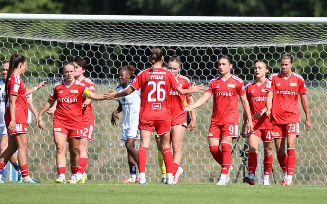 Sophie Weidauer jubelt nach Tor zum 1:1 mit Teamkollegen Freude Emotion Fußball Fussball Testspiel Bundesliga Damen Frauen Saison 2026 2027 25.07.2026 1.FC Union Berlin vs. Hamburger SV HSV DFL regulations prohibit any use of photographs as image sequences and or quasi-video *** Sophie Weidauer celebrates with teammates after scoring the 1-1 goal Joy Emotion Sports Soccer Soccer Friendly Match Bundesliga Women s League 2026–2027 Season July 25, 2026 1. FC Union Berlin vs. Hamburger SV (HSV) DFL regulations prohibit any use of photographs as image sequences and or quasi-video