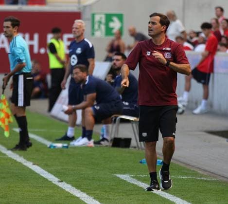 25.07.2026 xmgoodx Offenbach am Main, Plutos Stadion am Bieberer Berg - Jubiläumsspiel Kickers Offenbach (OFC) - Bayer 04 Leverkusen. Trainer Carles Martinez Novell Bayer 04 Leverkusen. *** July 25, 2026 xmgoodx Offenbach am Main, Pluto Stadium at Bieberer Berg Anniversary Match: Kickers Offenbach vs. OFC Bayer 04 Leverkusen Coach Carles Martinez Novell, Bayer 04 Leverkusen