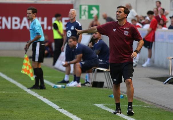 25.07.2026 xmgoodx Offenbach am Main, Plutos Stadion am Bieberer Berg - Jubiläumsspiel Kickers Offenbach (OFC) - Bayer 04 Leverkusen. Trainer Carles Martinez Novell Bayer 04 Leverkusen. *** July 25, 2026 xmgoodx Offenbach am Main, Pluto Stadium at Bieberer Berg Anniversary Match: Kickers Offenbach vs. OFC Bayer 04 Leverkusen Coach Carles Martinez Novell, Bayer 04 Leverkusen