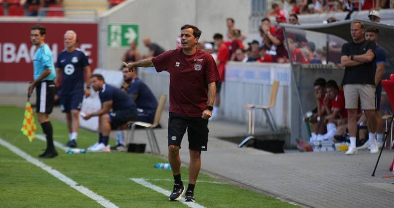 25.07.2026 xmgoodx Offenbach am Main, Plutos Stadion am Bieberer Berg - Jubiläumsspiel Kickers Offenbach (OFC) - Bayer 04 Leverkusen. Trainer Carles Martinez Novell Bayer 04 Leverkusen. *** July 25, 2026 xmgoodx Offenbach am Main, Pluto Stadium at Bieberer Berg Anniversary Match: Kickers Offenbach vs. OFC Bayer 04 Leverkusen Coach Carles Martinez Novell, Bayer 04 Leverkusen