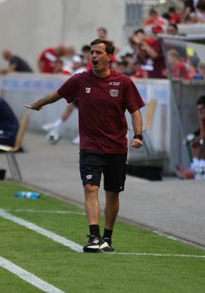 25.07.2026 xmgoodx Offenbach am Main, Plutos Stadion am Bieberer Berg - Jubiläumsspiel Kickers Offenbach (OFC) - Bayer 04 Leverkusen. Trainer Carles Martinez Novell Bayer 04 Leverkusen. *** July 25, 2026 xmgoodx Offenbach am Main, Pluto Stadium at Bieberer Berg Anniversary Match: Kickers Offenbach vs. OFC Bayer 04 Leverkusen Coach Carles Martinez Novell, Bayer 04 Leverkusen