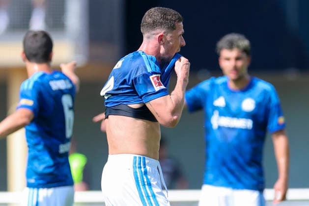 Robin Gosens (FC Schalke 04) schaut enttäuscht, Friendly match, FC Schalke 04 v Fagiano Okayama, Silberstadtarena am 25. July 2026 in Schwaz, Österreich. (Foto von Marco Steinbrenner DeFodi Images) Robin Gosens (FC Schalke 04) looks dejected, Friendly match, FC Schalke 04 v Fagiano Okayama, Silberstadt Arena, July 25, 2026 in Schwaz, Austria. (Photo by Marco Steinbrenner DeFodi Images) - *** Robin Gosens of FC Schalke 04 looks disappointed, Friendly match, FC Schalke 04 vs. Fagiano Okayama, Silberstadt Arena on July 25, 2026, in Schwaz, Austria Photo by Marco Steinbrenner DeFodi Images Robin Gosens of FC Schalke 04 looks dejected, Friendly match, FC Schalke 04 vs. Fagiano Okayama, Silberstadt Arena, July 25, 2026, in Schwaz, Austria Photo by Marco Steinbrenner DeFodi Images