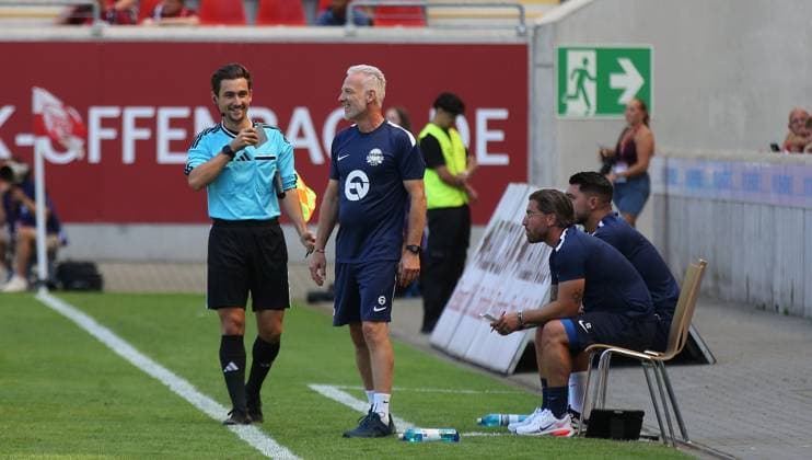 25.07.2026 xmgoodx Offenbach am Main, Plutos Stadion am Bieberer Berg - Jubiläumsspiel Kickers Offenbach (OFC) - Bayer 04 Leverkusen. Trainer Mark Zimmermann Kickers Offenbach *** July 25, 2026 xmgoodx Offenbach am Main, Pluto Stadium at Bieberer Berg Anniversary Match: Kickers Offenbach vs. OFC Bayer 04 Leverkusen Coach Mark Zimmermann, Kickers Offenbach